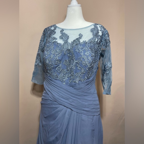Elegant Blue Lace Evening Dress - Picture 2 of 4